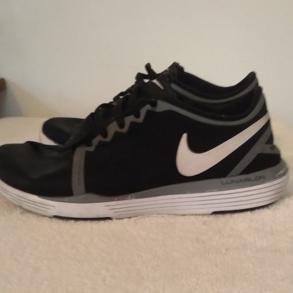 NIKE WOMEN BLACK AND WHITE VERY GOOD CONDITION SIZE 7 - Picture 1 of 2